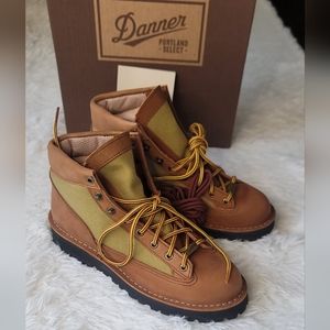 New in Box Women's Danner Light Revival Boots Sz 8.5